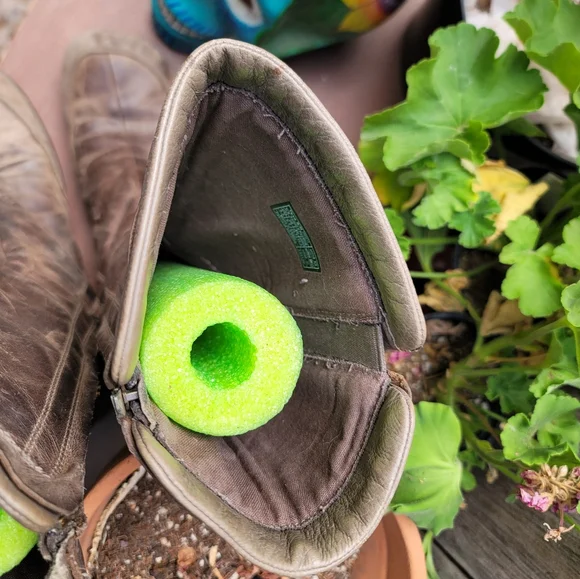 Teva Capistrano Brown Distressed Leather Boots • 12” Zip up • Waterproof • - Picture 8 of 10